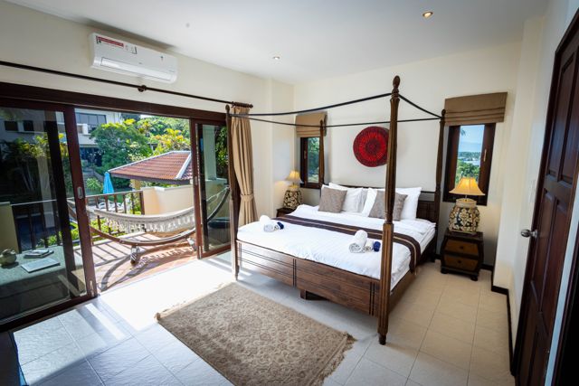 Four-poster bedroom with balcony