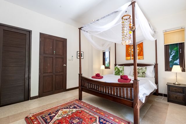 Canopy bed in the main bedroom