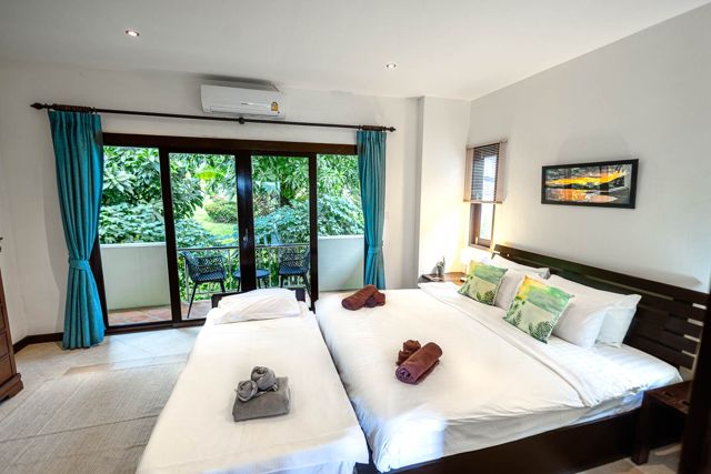 Twin bedroom with balcony