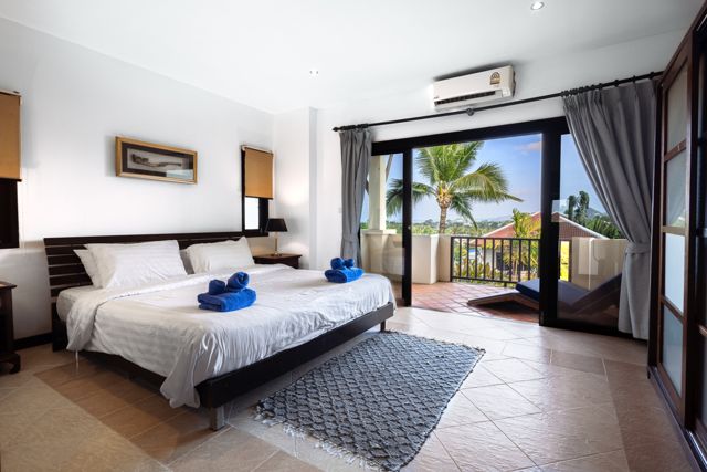 Bedroom opening onto a balcony