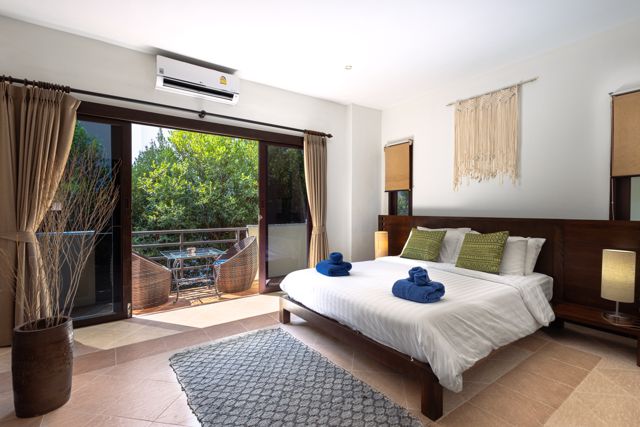 Bedroom with garden view